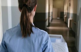 डॉक्टर नर्सला शामक औषध देऊन फोटो काढायचा, नंतर हॉटेलवर नेऊन... पीडितेशी लज्जास्पद कृत्य crime new