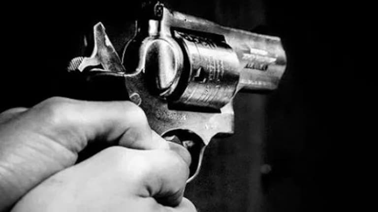 शाळेत घुसून तरुणाने प्रिन्सिपलवर केला गोळीबार, विद्यार्थ्यांमध्ये घबराट पसरली crime news