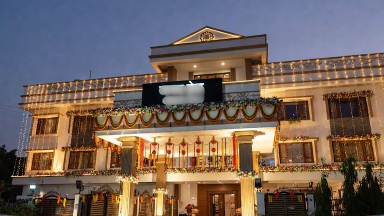 लग्नाच्या हॉलमध्ये 40 तरुणी-तरुण आक्षेपार्ह अवस्थेत, कंडोम अन् बरंच काही, सेक्स रॅकेटचा पर्दाफाश crime news