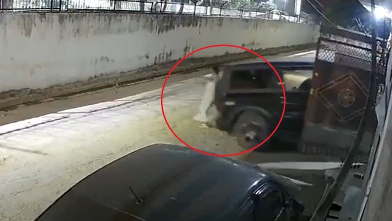 नातू करत होता Thar पार्क, अन् एका झटक्यात गेला आजीचा जीव... हादरवून टाकणारं CCTV फुटेज grandson parking thar car when it suddenly shifted into reverse gear his grandmother was standing right behind vehicle tt was a truly tragic accident