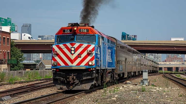 6 वर्षांच्या चिमुरडीची काय चूक? चालत्या ट्रेनमध्ये बापाने चिरला गळा; सहप्रवासी फक्त बघत राहिले Crime News