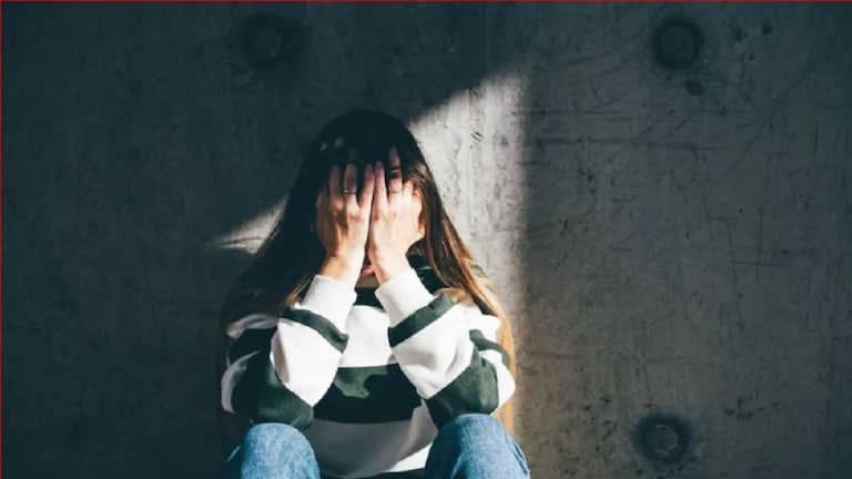 सोशल मीडिया इन्फ्लुएन्सरने मनगटावर केले 18 वार, प्रेम प्रकरण की आणखी काही? नेमकं काय घडलं? Crime News