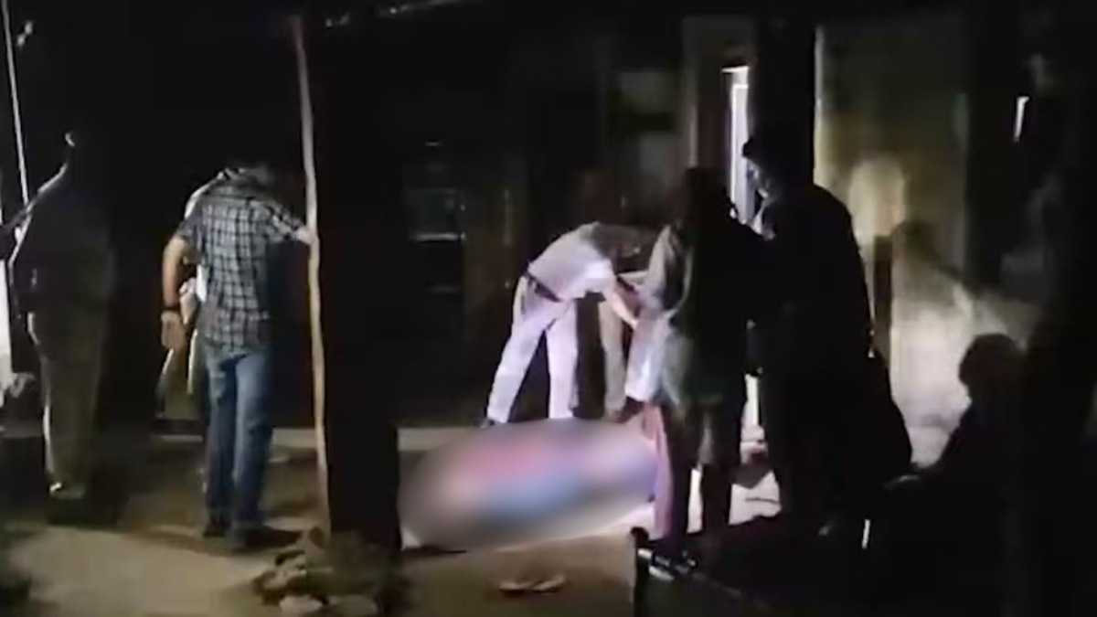 गळा, हात आणि पायांवर कुऱ्हाडीने सपासप वार, मजुरीवरुन घरी आलेल्या बायकोला नवऱ्याने संपवले; नेमकं कारण काय?