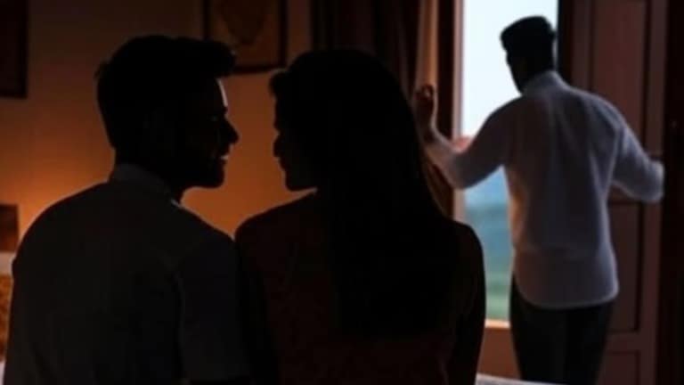 नवऱ्याने बायकोच्या चपलेत लावलेलं GPS, बॉयफ्रेंडला घरी बोलावलं अन् नको ते करताना आला नवरा! crime news