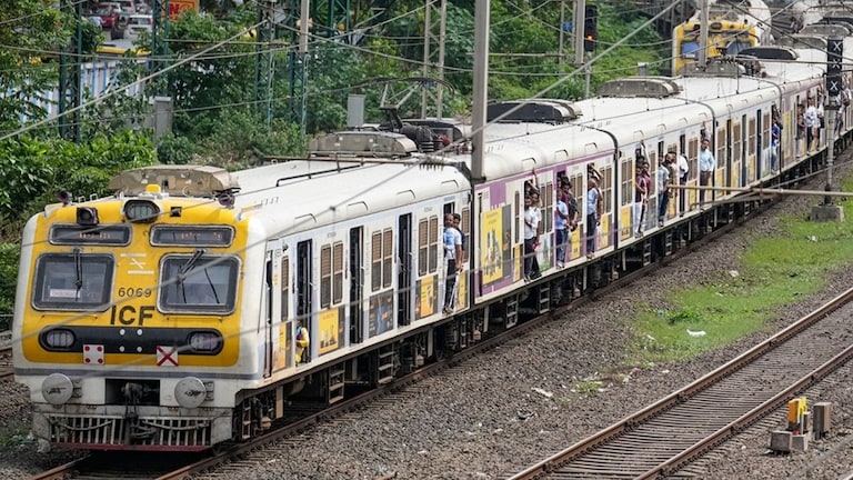 मुंबईची खबर : मुंबईकरांच्या सेवेत दाखल होणार नवी लोकल! कशी आहे ऑटोमॅटिक दरवाजांची नॉन एसी ट्रेन? जाणून घ्या सविस्तर Mumbai News