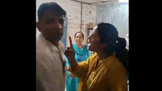 थेट पंचायत समिती कार्यालयात घुसली महिला अन् थेट घातला अधिकाऱ्याच्या कॉलरला हात.. Mumbai Tak