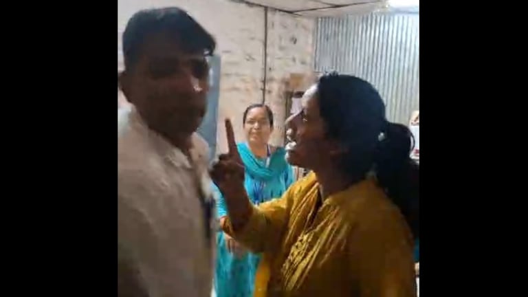 थेट पंचायत समिती कार्यालयात घुसली महिला अन् थेट घातला अधिकाऱ्याच्या कॉलरला हात.. at karvir panchayat samiti office from verbal abuse and shoving to grabbing by collar what exactly happened