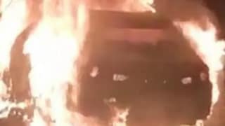 85 वर्षीय वृद्धाने डॉक्टरांची कार पेटवून दिली, स्वत: देखील भाजला गेला, परिसरात भीतीचे वातावरण Mumbai Tak