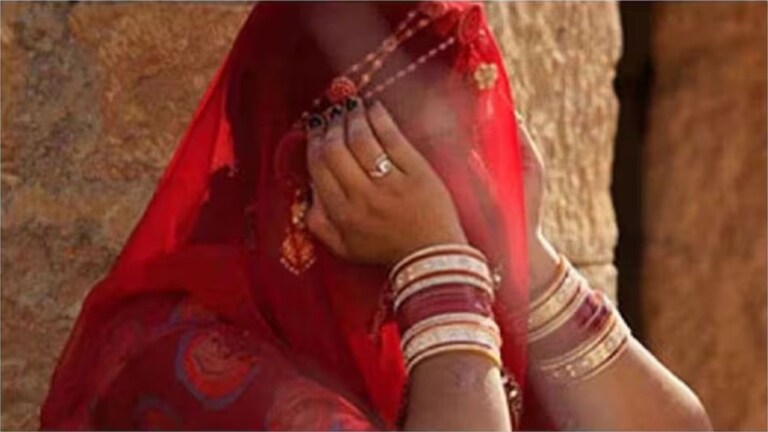 ज्या मुलीसोबत लग्न होणार, त्याच मुलीच्या शेजारणीला आवडायचा नवरदेव, लग्नाआधीच अॅसिड फेकलं Crime News