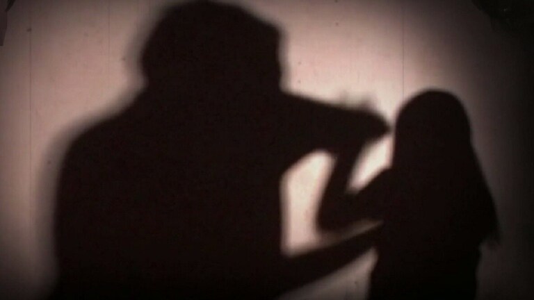 15 वर्षीय चुलत भावाने साडे तीन वर्षांच्या चुलत बहिणीला सोडलं नाही, आई बाहेर गेल्यानंतर नको तेच... गुप्तांगाला झाली जखम beed crime 13 year old boy sexually assaults two and a half year old girl second such incident in a week