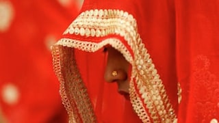 शेजारणीचं 5 वर्षांपासून प्रेमसंबंध, प्रियकराच्या होणाऱ्या बायकोवर प्रेयसीनं फेकलं ॲसिड, वधू वेदनेनं विव्हळू लागली Mumbai Tak