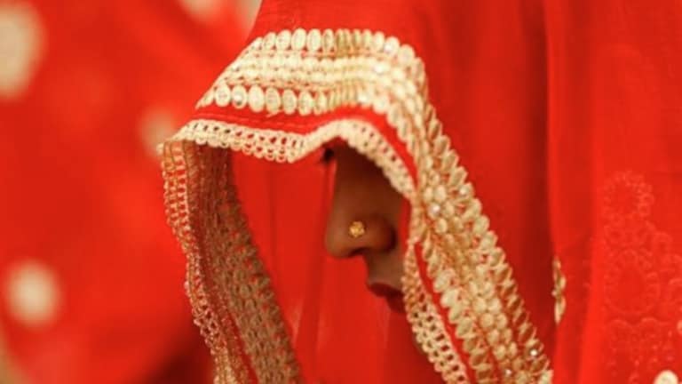 शेजारणीचं 5 वर्षांपासून प्रेमसंबंध, प्रियकराच्या होणाऱ्या बायकोवर प्रेयसीनं ॲसिड फेकलं, वधू वेदनेनं विव्हळू लागली crime news