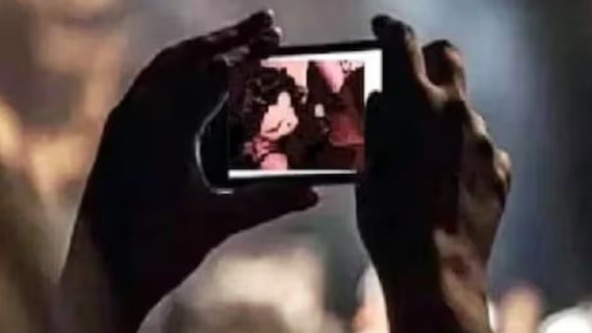 क्रीडा शिक्षकाने विद्यार्थिनीचे अश्लील व्हिडिओ केले रेकॉर्ड, नंतर सतत ब्लॅकमेल केलं... लाज आणणारी घटना 