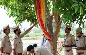 18 वर्षीय तरुणीचा मृतदेह आंब्याच्या झाडाला लटकलेल्या अवस्थेत आढळला, घटनास्थळी कुंकवाची पुडी.. भयंकर कांड crime news