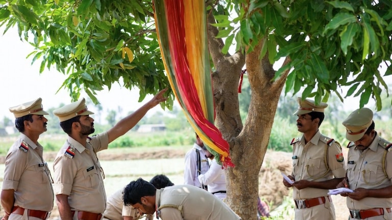 18 वर्षीय तरुणीचा मृतदेह आंब्याच्या झाडाला लटकलेल्या अवस्थेत आढळला, घटनास्थळी कुंकवाची पुडी.. भयंकर कांड crime news