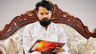 बाळूमामाचा अवतार असल्याचा दावा करणाऱ्या 'मनोहर मामा'ला अटक, 'नको ते' केल्याचा आरोप Mumbai Tak