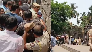 देवेंद्र फडणवीसांचा प्रतिकात्मक पुतळा जाळणार..इतक्यात पोलीस जीव तोडून धावले; कोल्हापुरात तुफान राडा VIDEO Mumbai Tak