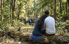 रात्री बेडरुममध्ये पुतणीसोबत सापडला चुलता, सकाळी दोघेही गायब.., बदनामीच्या भीतीने बापाने विष खाल्लं Crime News