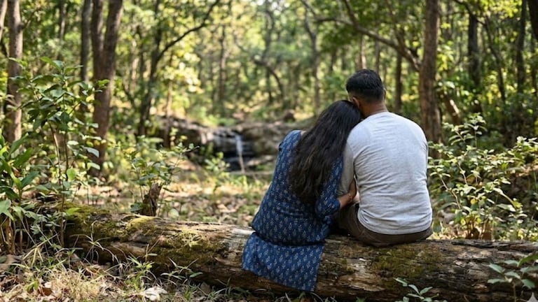 रात्री बेडरुममध्ये पुतणीसोबत सापडला चुलता, सकाळी दोघेही गायब.., बदनामीच्या भीतीने बापाने विष खाल्लं Crime News