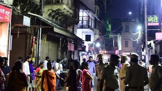 बुधवार पेठेत कारवाई, कथित वेश्याव्यवसाय रॅकेटचा पर्दाफाश; 14 बांगलादेशी नागरिकांसह 18 जण ताब्यात Mumbai Tak