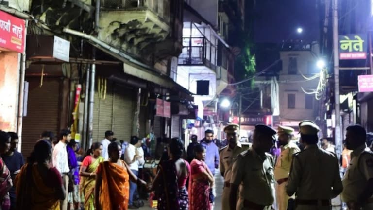 बुधवार पेठेत कारवाई, कथित वेश्याव्यवसाय रॅकेटचा पर्दाफाश; 14 बांगलादेशी नागरिकांसह 18 जण ताब्यात Pune crime budhwar peth