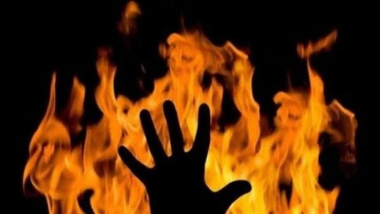 'न विचारता गाडी का नेलीस?' वडिलांनी 19 वर्षीय मुलावर पेट्रोल ओतले अन्...पुढं काय घडलं? Crime News