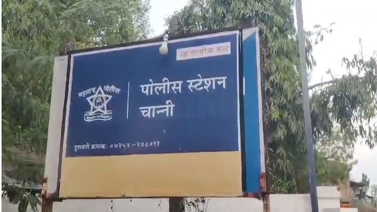 अकोला : आई-वडील मजूरीला गेले अन् घडलं भयानक, 60 वर्षीय शेजाऱ्याने केला अल्पवयीन मुलीवर बलात्कार Akola Crime