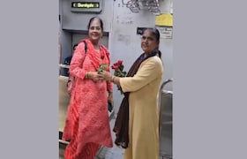 मुंबईची खबर : लोकलमध्ये महिलांना गुलाबाची फुलं का वाटली गेली? रेल्वे प्रशासनाने काय सांगितलं? Mumbai News