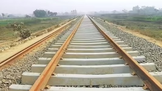 चौघांनी मिळून तरुणाला मारहाण केली, नंतर रेल्वेखाली फेकले; दोन्ही पाय... भयंकर घडलं
