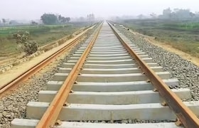 चौघांनी मिळून तरुणाला मारहाण केली, नंतर रेल्वेखाली फेकले; दोन्ही पाय... भयंकर घडलं Crime News