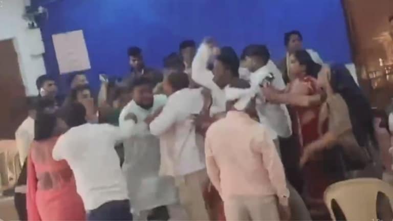 वसई : हाण की बडीव! भर लग्नात सगळेच एकमेकांवर तुटून पडले, तुफान हाणामारीचा VIDEO vasai wedding violence dowry dispute