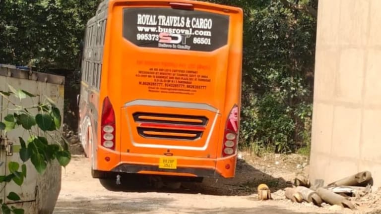 ड्रायव्हर अन् कंडक्टरने महिलेला ओढलं अन्.., स्लीपर बसमध्ये नेमकं काय घडलं? Delhi Rape News