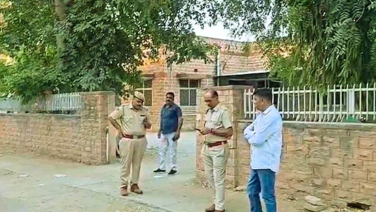 सख्ख्या बहिणींवर चार वर्षांपासून सामूहिक बलात्कार, पोलिसांनी ऐकून घेतली नाही तक्रार, अखेर... Crime News