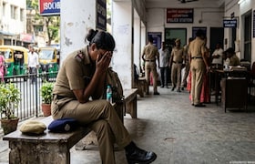 महिला पोलीस कॉन्स्टेबलवर लैंगिक अत्याचार, कुणी ओढलं जाळ्यात? Crime News