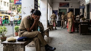 महिला पोलीस कॉन्स्टेबलवर लैंगिक अत्याचार, कुणी ओढलं जाळ्यात? Mumbai Tak
