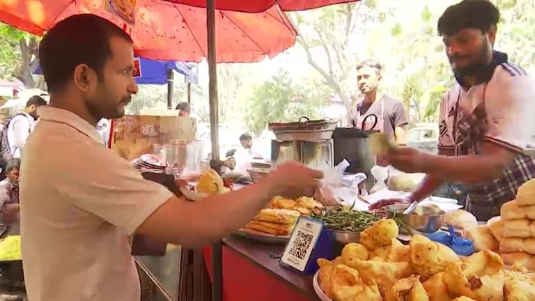 मुंबईची खबर : मुंबईकरांच्या खिशाला चटका! वडापाव 'इतक्या' रुपयांनी महागला Mumbai News