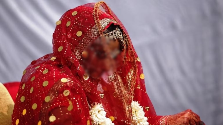 42 वर्षीय व्यक्तीची 'ती' अट, आजोबाने थेट 13 वर्षीय नातीचा केला सौदा Crime News