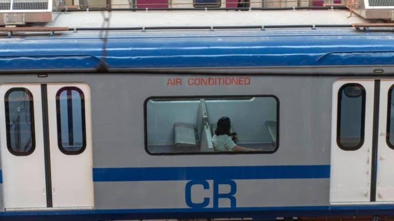 मुंबईची खबर : उकाड्याने हैराण मुंबईकरांची एसी लोकलला पसंती, 'इतका' वाढला रेल्वेचा महसूल Mumbai News