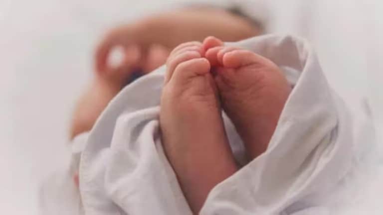 टॉयलेटमध्ये अडकलं नवजात बाळ, 14 वर्षीय आईनं हे काय केलं? Crime News