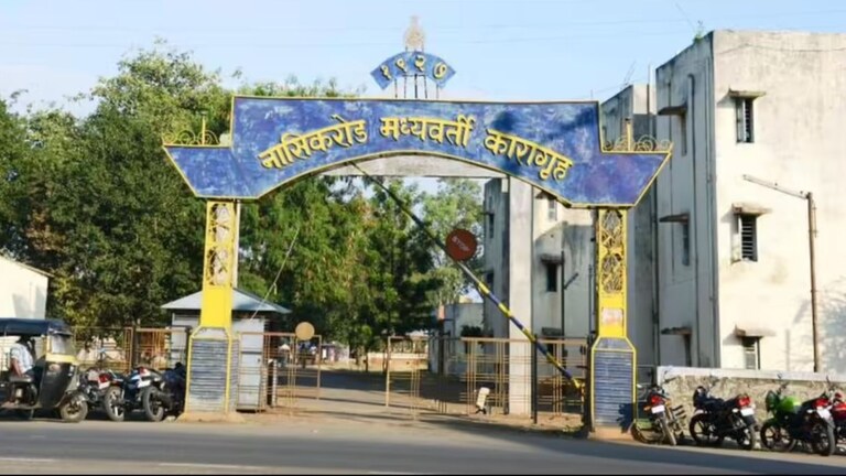 महाराष्ट्रात चाललंय तरी काय? कारागृह प्रशासन अधिकाऱ्याची आरोपीसोबत दारू पार्टी? VIDEO Nashik road central jail officials liquor party with accused