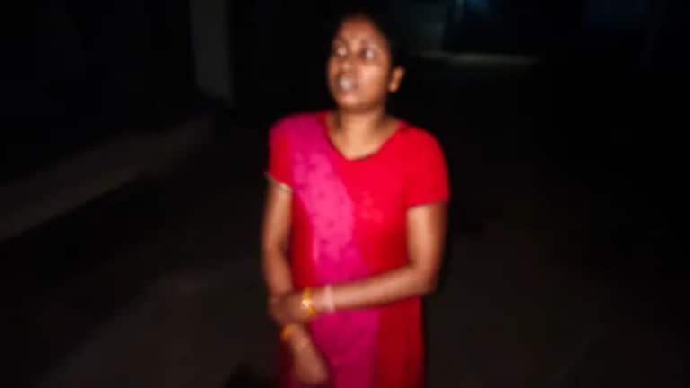 नवरा बाहेर महिलेला भेटत असल्याचा संशय, बायकोने विळा घेऊन थेट गुप्तांग कापलं! Crime News