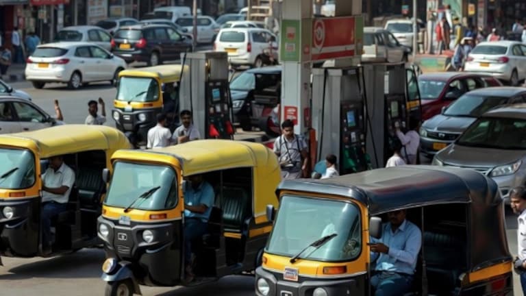 दुष्काळात तेरावा महिना, पुणेकरांच्या खिशाला कात्री, 'एवढ्या' रुपयांनी महागला CNG Pune News