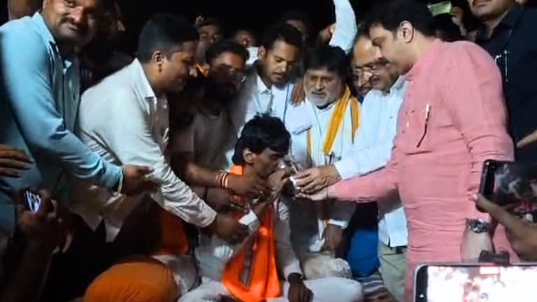 मनोज जरांगेंचं आमरण उपोषण स्थगित, मध्यरात्री 1 नंतर काय घडलं? Manoj Jarange Hunger Strike