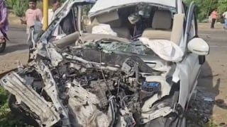 अहिल्यानगरात बसची एर्टीगाला धडक, अपघातात कारचा भुगा; 15 जण... Mumbai Tak