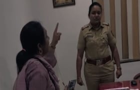 पुणे : दारु पिऊन आलेल्या महिलेचा पोलीस स्टेशनमध्ये धिंगाणा VIDEO Pune Crime News