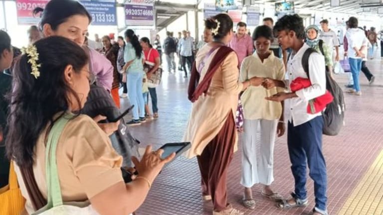 Mumbai News : विनातिकीट प्रवाशांना दणका! मध्य रेल्वेनं कोणतं पाऊल उचललं? Mumbai News