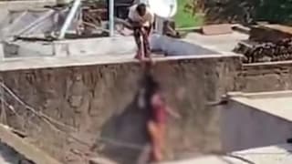 बॉयफ्रेंडनं 17 वर्षीय मुलीवर 60 वेळा कुऱ्हाडीने केला हल्ला, नंतर छतावरून फेकलं, पुढं... Mumbai Tak