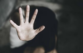 13 वर्षीय मुलीला फिरण्याच्या बहाण्याने नेत नको तेच.. Crime News