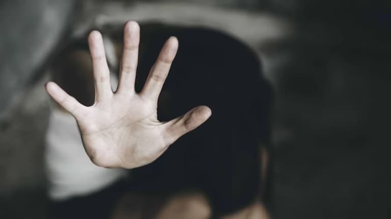 13 वर्षीय मुलीला फिरण्याच्या बहाण्याने नेत नको तेच.. Crime News