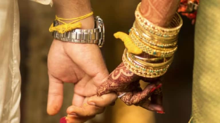 नवरा बायकोच्या हनिमूनला नणंद, सासू-सासरे गेले; बायको रागवली अन्.. Crime News